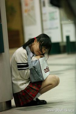 广场舞大妈为抢场地踢飞年轻人滑板